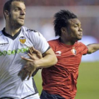 Nelson Augusto Tomar y Roberto Solado, en un momento del partido entre Osasuna y Valencia.