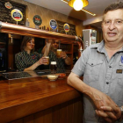 Manolo Rodríguez en su bar