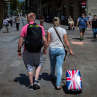 na pareja de turistas británicos caminan por el centro de Barcelona este lunes. ENRIC FONTCUBERTA