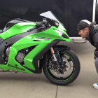 Isaac García mira su Kawasaki ZX10R con la que intentará acabar entre los mejores en la segunda categoría del motociclismo.