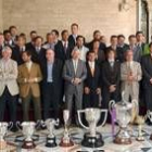 Una delegación de cada equipo del Barça posa con Maragall y con los diez trofeos conseguidos