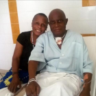 Sébastien, enfermo de cáncer, y su mujer en el hospital del Congo.