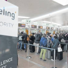 Colas de pasajeros en los mostradores de facturación de Vueling en El Prat .