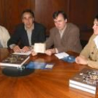 De izquierda a derecha, Trabado, Perandones, Matas sosteniendo el libro y Gutiérrez