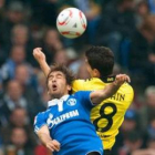 Raúl González (i) lucha por el balón con Nuri Sahin (d) del Borussia Dortmund.
