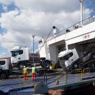 Camiones embarcando en el puerto de Gijón