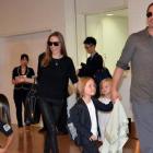 Una foto de archivo de Angelina Jolie y Brad Pitt con sus seis hijos, en el aeropuerto de Tokio, en el 2013.