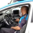 Un policía maneja el sistema en uno de los vehículos.