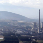 Las chimeneas y torres de refrigeración de Compostilla II.