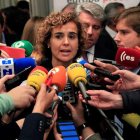 La portavoz del PP en el Congreso, Dolors Montserrat, atiende a los periodistas. FERNANDO ALVARADO