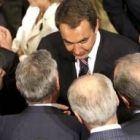Zapatero conversa con varios empresarios en la presentación del Informe Económico del Gobierno