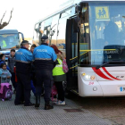 Agentes de la Policía Local realizan uno de los controles a los vehículos escolares. DL