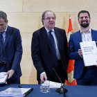 Fernández, Sanz Vitorio, Herrera, Tudanca y Luis Fuentes, tras rubricar el acuerdo. NACHO GALLEGO