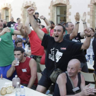 Los mineros de la Marcha Negra celebran el primer gol de España.