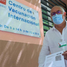 Un hombre muestra el documento de vacunación en Madrid. FERNANDO ALVARADO