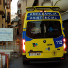 Una ambulancia detenida en la entrada de la calle Rañadero. UPL