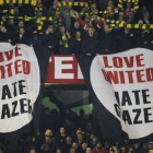 Pancarta en Old Trafford contra a la familia Glazer, propietaria del Manchester United.