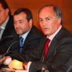 El presidente de la Caja, los vicepresidentes y el secretario, con José María de la Vega, en Botines