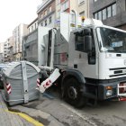 Uno de los camiones de la concesionaria del servicio de la recogida de la basura, en pleno centro de Ponferrada.