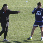 Fabri da instrucciones durante un entrenamiento a Melero, con el que podrá contar el sábado en Butarque. L. DE LA MATA