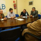 En el centro los dos ediles socialistas de Ponferrada, flanqueados por los representantes de la Fele