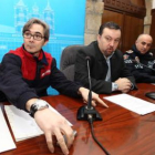 El jefe de bomberos, Tino Morán y el jefe de Policía, ayer.