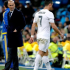 Zidane mira a Cristiano cuando el portugués se retira del campo lesionado en el encuentro ante el Vllarreal.