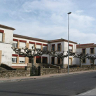 Edificio de las antiguas escuelas donde está el cibercentro. CAMPOS