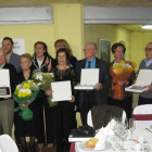 El alcalde de Torre del Bierzo (izquierda) junto a los presidentes del Hogar, homenajeados.