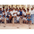 Antonio Lario rodeado de jóvenes pupilos en Boñar en el verano de 1985.