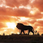 El león publicitario de Disney, como el toro de Osborne, en la M-40 de Madrid.