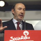 El secretario general del PSOE, Alfredo Pérez Rubalcaba, durante la rueda de prensa que ofreció ayer.
