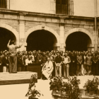 Una misa en el campo de concentración de San Marcos y una imagen icónica del muro de Berlín. FUNDACIÓN 27 DE MARZO / SOEREN STACHE