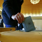 Un ciudadano vota en las elecciones regionales alemanas, esta mañana.