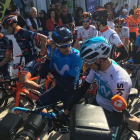 Chris Froome (de blanco) habla con Mikel Landa instantes antes de darse la salida a la primera etapa de la Vuelta a Andalucía, en Mijas (Málaga).