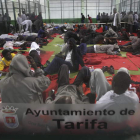 Un grupo de inmigrantes que llegó esta semana en patera es atendido por el personal sanitario de Tarifa.