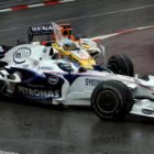 El monoplaza de Fernando Alonso colisiona contra el de Nick Heidfeld