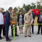 El principe Carlos de Gales en parque solar de La Habana, Cuba.