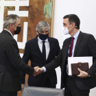 Pedro Sánchez saluda a los ejecutivos de las principales eléctricas ayer, en la Moncloa. FERNANDO CALVO
