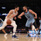 Enes Kanter, presionado por Marc Gasol.