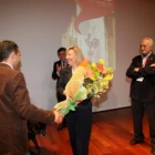 Amparo Valcarce recibió un ramo de flores antes de su intervención