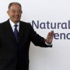 El presidente del Grupo Gas Natural, Salvador Gabarró, posa junto al logo de su compañía.
