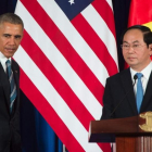 Obama (izquierda), junto a su homólogo vietnamita, Tran Dai Quang, en su conferencia de prensa conjunta en Hanói, este lunes.