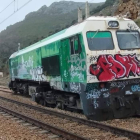 La locomotora atascada en Ciñera, ayer a mediodía. DL