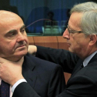 La polémica foto de Jean-Claude Juncker cuando presidía el Eurogrupo, bromeando con Luís de Guindos, agobiado por los problemas económicos de España.
