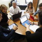El profesor Francisco Javier Castaño, con alumnos que participan en el Consultor Financiero de la ULE.