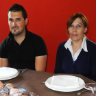 Alejandro y Mercedes, su madre, en el comedor del restauranteEl Aprisco, en Redipuertas.