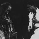 Miles Davis acompañado por el guitarrista Garth Webber en un concierto
