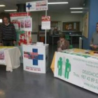 Una de las mesas informativas sobre la donación, instalada ayer en el campus ponferradino.