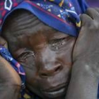 Una mujer sudanesa llora en un campo de refugiados en la frontera con Chad